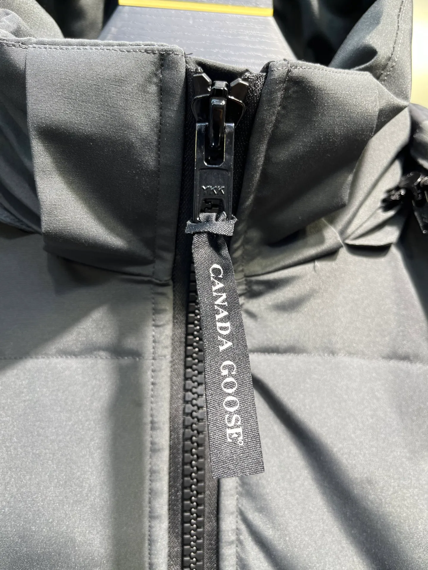 P860 graphite gray) CANADA GOOSE parka 22 styles ➖ Genuine synchronous anti-counterfeiting chip sensor! ➖ Imported 21-count polyester-cotton blended original fabric [last year’s 16-count/18-count hard fabrics have been completely eliminated, this year all use 21-count genuine synchronous fabrics, the soft mid-strap feels delicate and textured], genuine synchronous Feather-Light 10D waterproof coating fabric, made of 84.5 polyester fiber and 15.5 cotton, 100% the best feel in the entire network! ➖ The genuine official website is synchronized with the national standard 80 white duck down, you can check the official website customer service, there will never be a series of misleading claims such as 90 down or goose down! ➖ Using the best nylon lining with double double-layer sealing design, velvet-proof No. 7 needle + grid-filled down ready-made garments, there is 100% no so-called velvet running! ➖ The cuffs are designed with thickened seamless threads, and the collar and pockets are lined with top-quality polar fleece to keep you warm and comfortable! ➖ Yoshida YKK provides original custom-made electroplated sliders. YKK two-way lockable zippers are tight and smooth and will not peel off paint! ➖ 3M composite guarantees that the Velcro is the same as the original, durable, and all accessories and hardware are custom-made! ➖ Imported BEHRINGER embroidery machine to customize the 10,000-needle embroidery logo, 98% of which can be reproduced to restore the original logo. You can check and compare on the official website! ➖ The fur collars are all made of large pieces of Western Canadian blue wolf hide, ensuring that each fur collar is 13-15cm wide! size：xs-xl